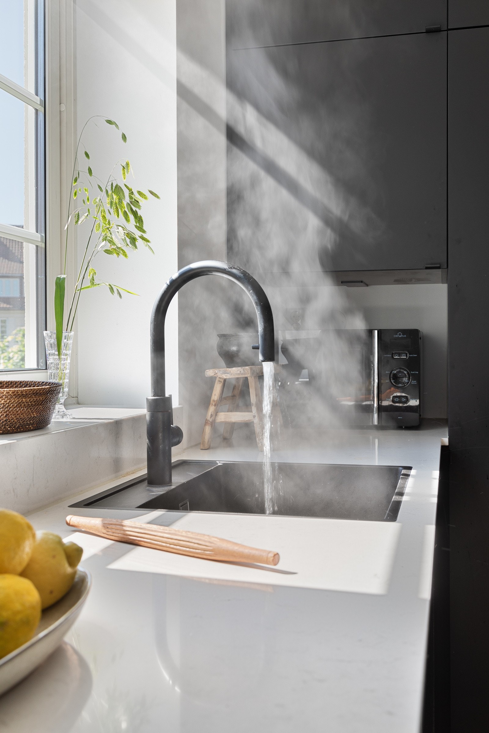 Egen funksjon i vannkranen som gir kokende vann. Galleribilde