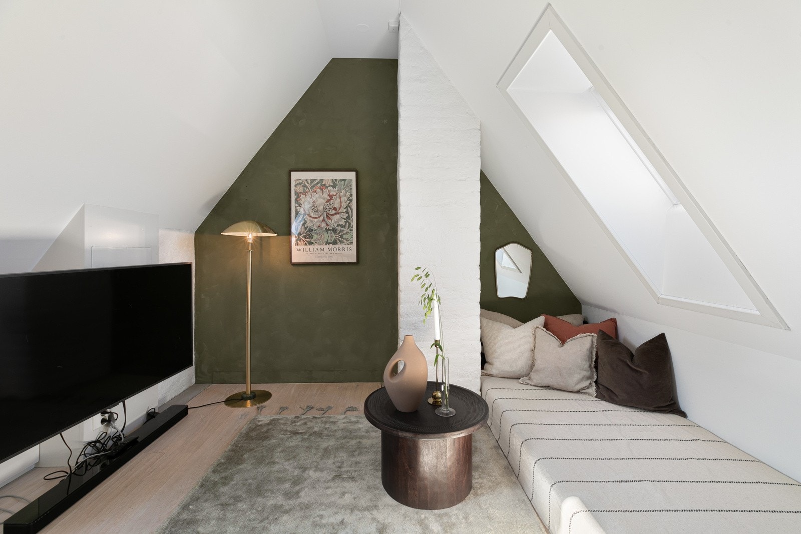 Flotte takvinduer fra Velux sørger for at rommet oppleves som lyst og luftig. Hemsen byr også på flere plassbygde skap for optimal plassutnyttelse. Galleribilde