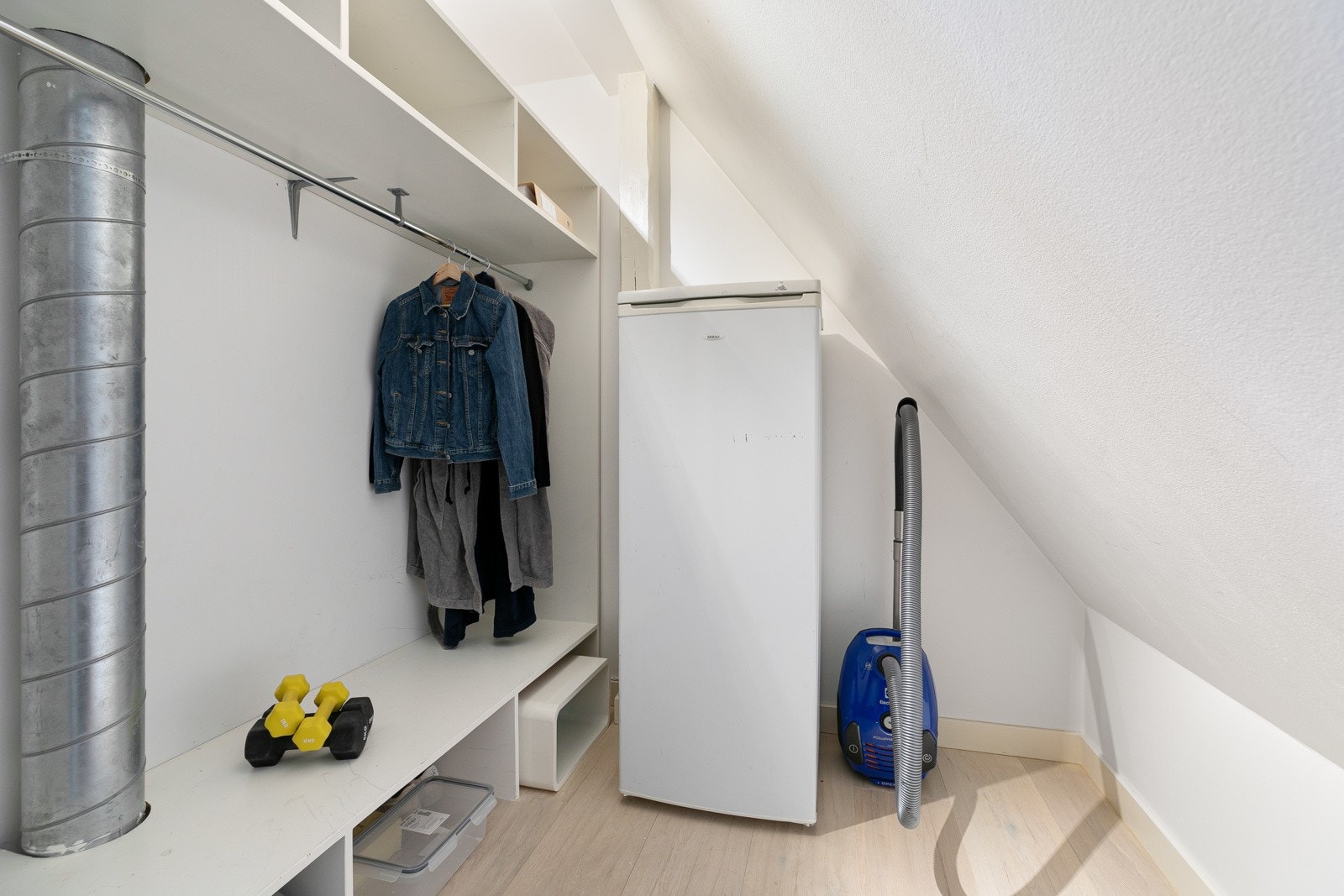 Boligen disponerer en innvendig bod, hvor det er tillatelse til å sette inn et vindu. Les "INNVENDIG BOD - KAN INNSETTES VINDU" i salgsoppgave for mer info. Galleribilde