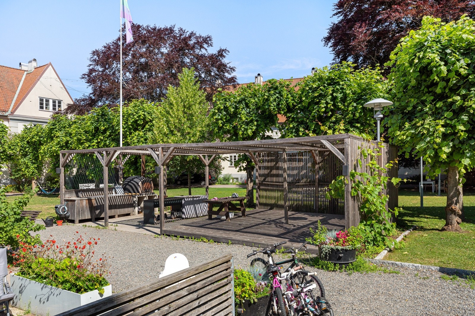 På de fine fellesarealene står det en flott pizzaovn samt flere griller till disposisjon Galleribilde