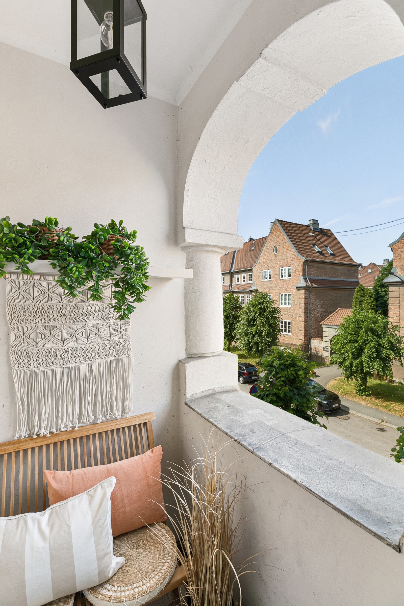 Leiligheten har på nordsiden flott utsyn mot nydelig bakhage. Leiligheten- og balkongen har på sydsiden utsyn mot grønne omgivelser. Galleribilde