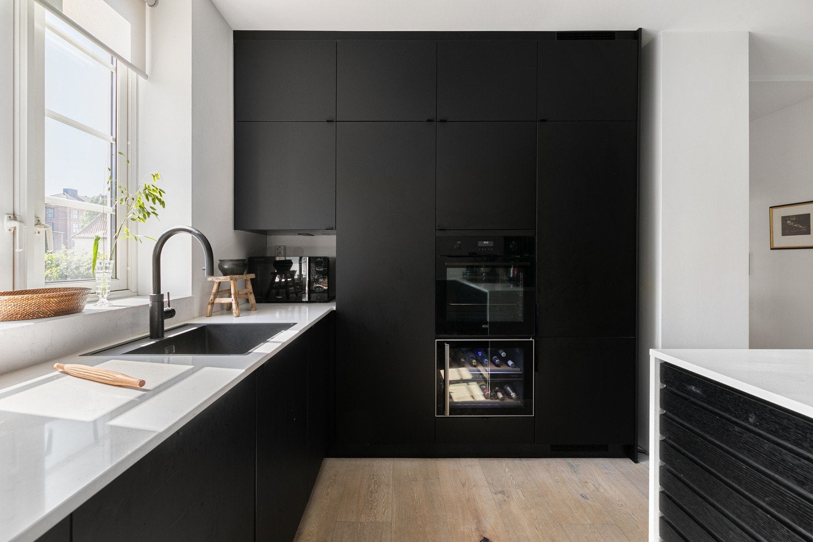 Kjøkkenet inneholder integrert vinskap, induksjonsplatetopp med ventilator, stekeovn, oppvaskmaskin og kjøle/fryseskap. Galleribilde