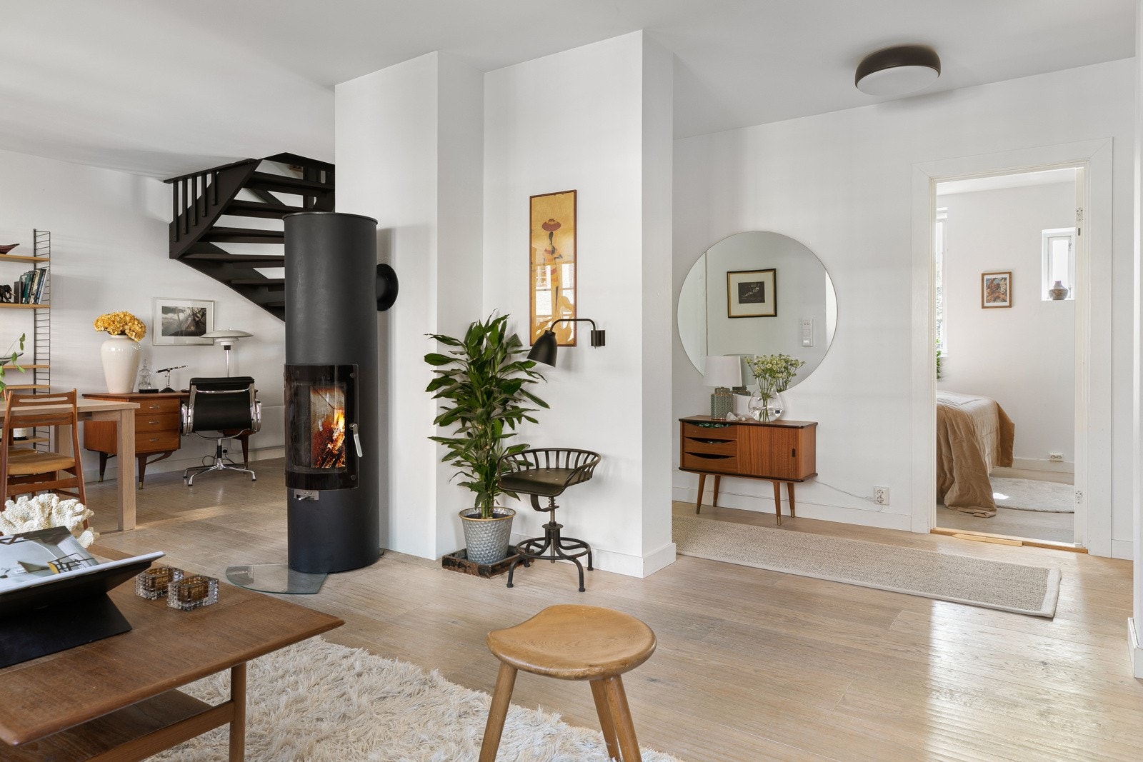 Stor, åpen og innbydende stue med peis fra Rais. Galleribilde