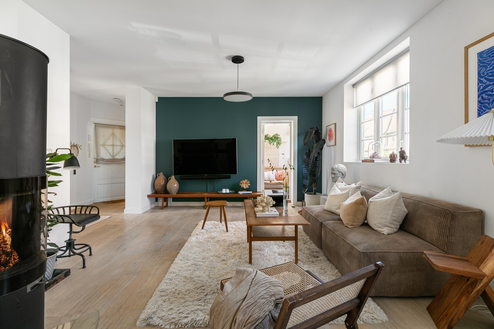 Leiligheten er gjennomgående med store vindusflater som resulterer i rikelig med naturlig lys. Galleribilde