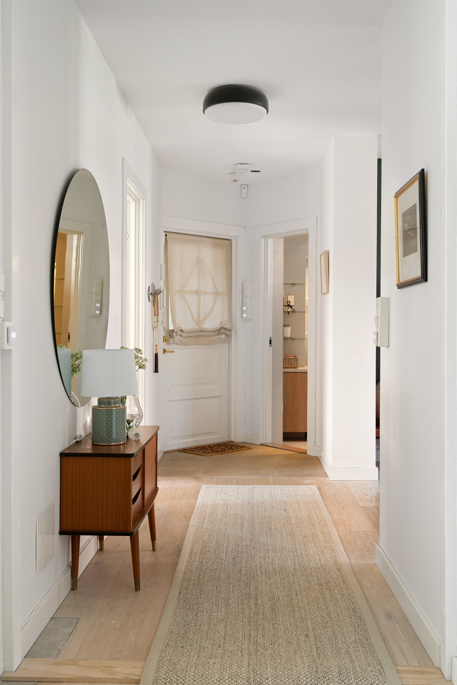 Oversiktsbilde over gang/entré - med tilgang til bad Galleribilde