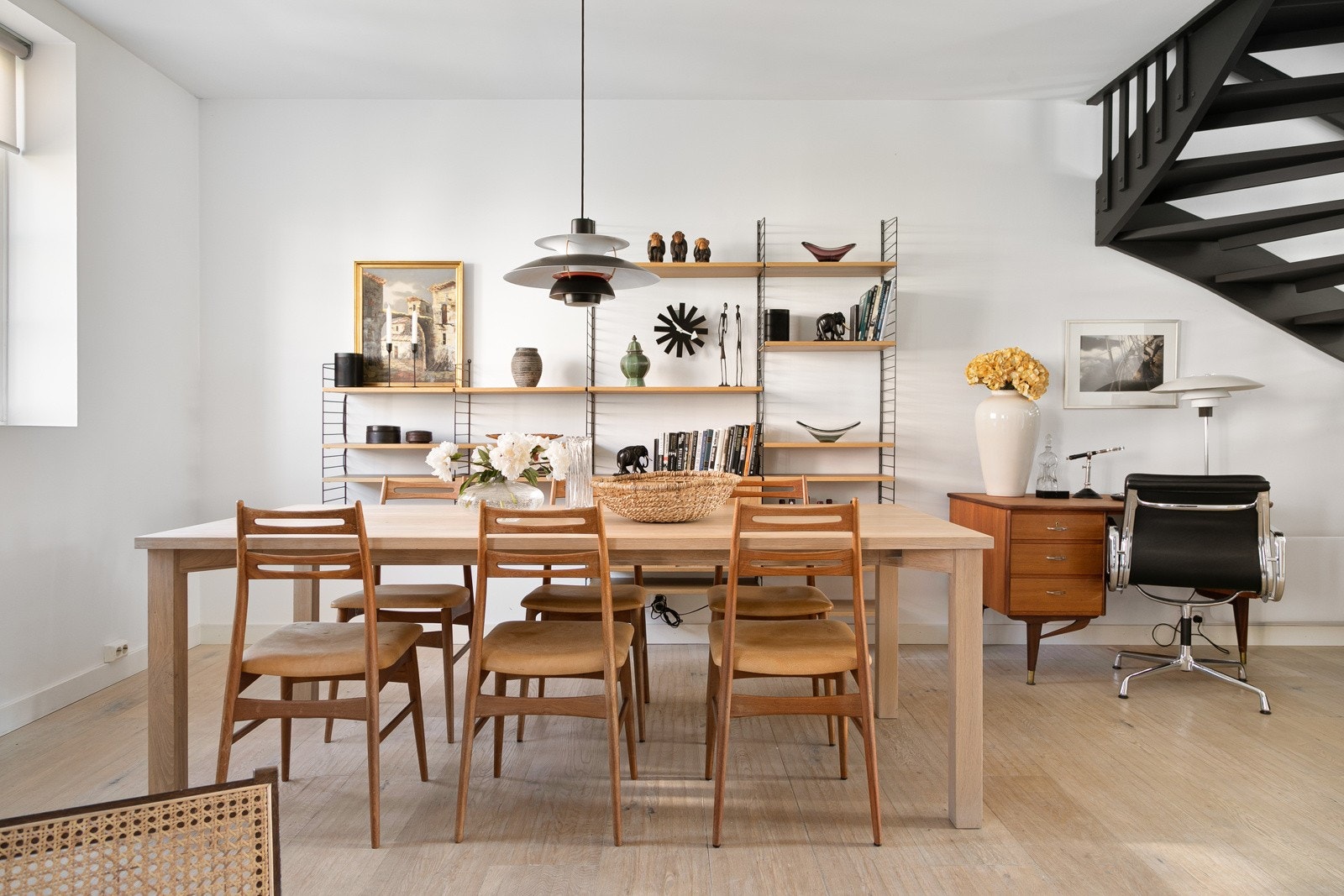 Stuen har et dedikert område for større spisebord. Galleribilde