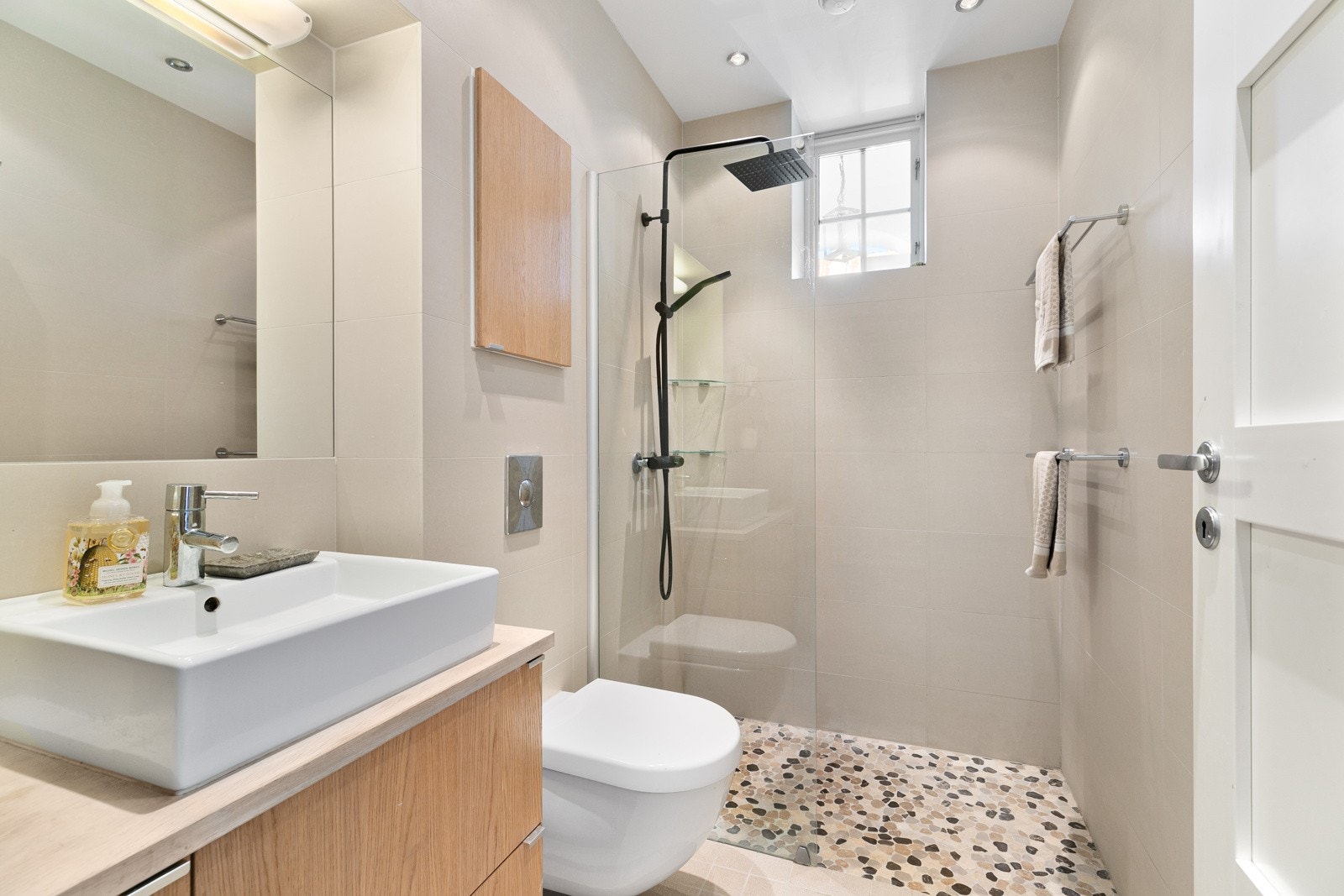 Delikat flislagt bad som inneholder det meste en trenger - vaskemaskin og tørketrommel finner du i loftetasjen. Galleribilde