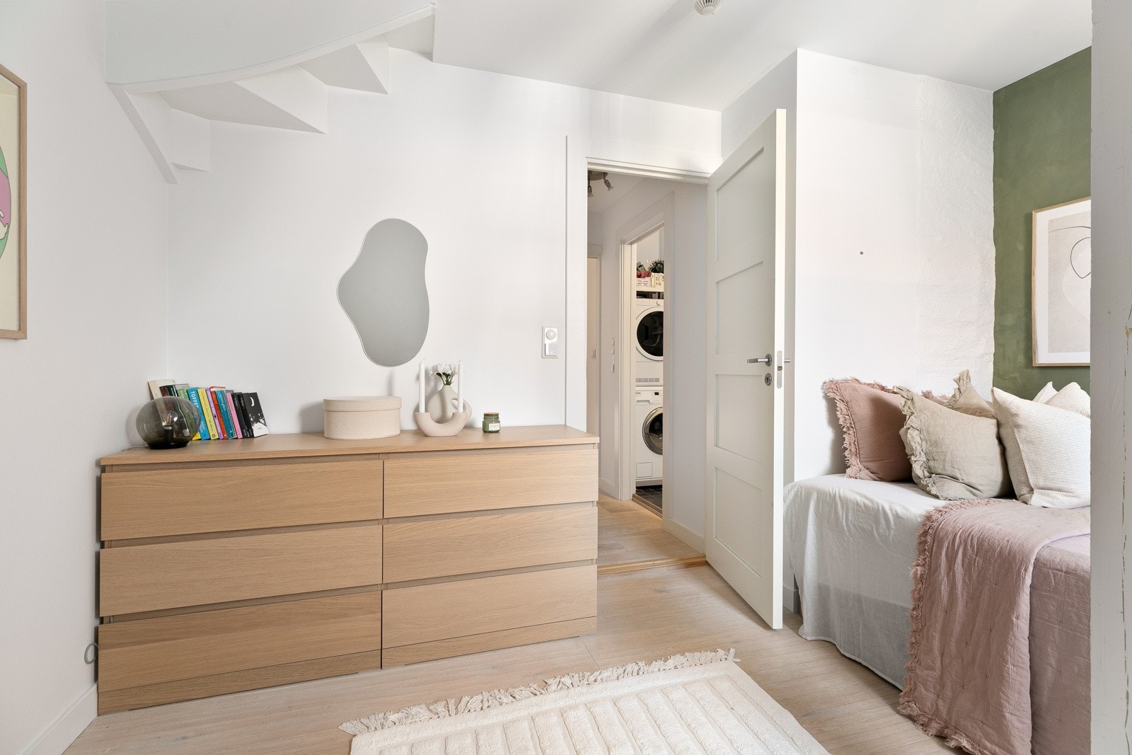 Også plass til garderobeskap og pult/skrivebord. Galleribilde