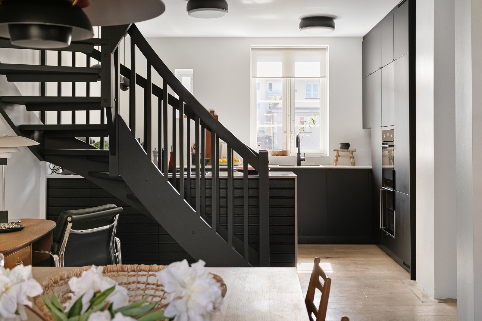 Oversiktsbilde fra spiseplass - til trapp/kjøkken. Galleribilde