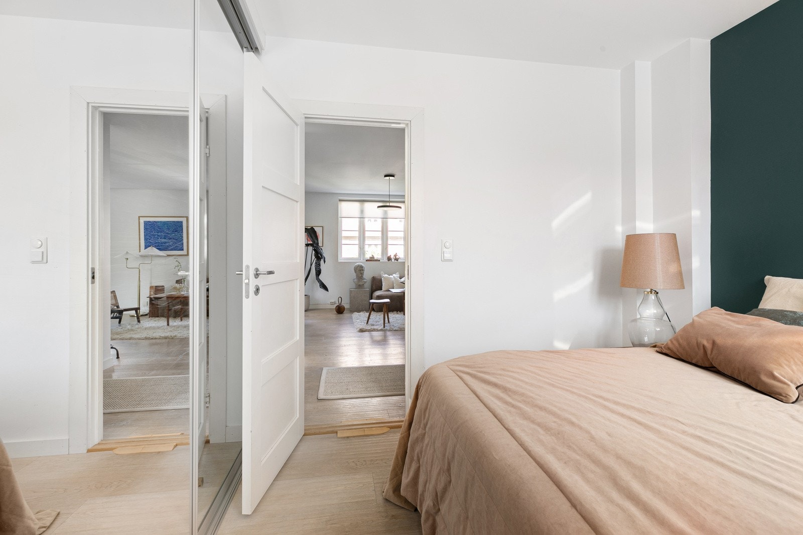 Hovedsoverommet er av god størrelse og har blant annet plass til stor dobbeltseng - med tilhørende møblement. Galleribilde