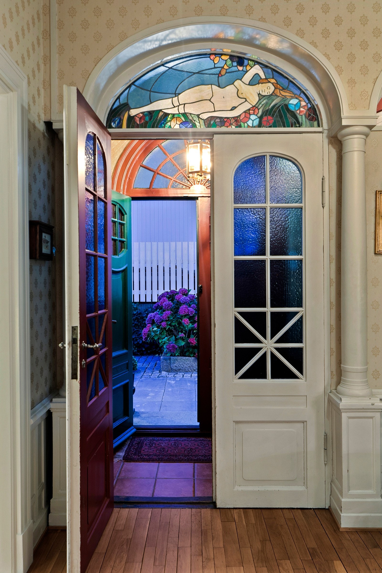 Utgang med glassmaleri Galleribilde