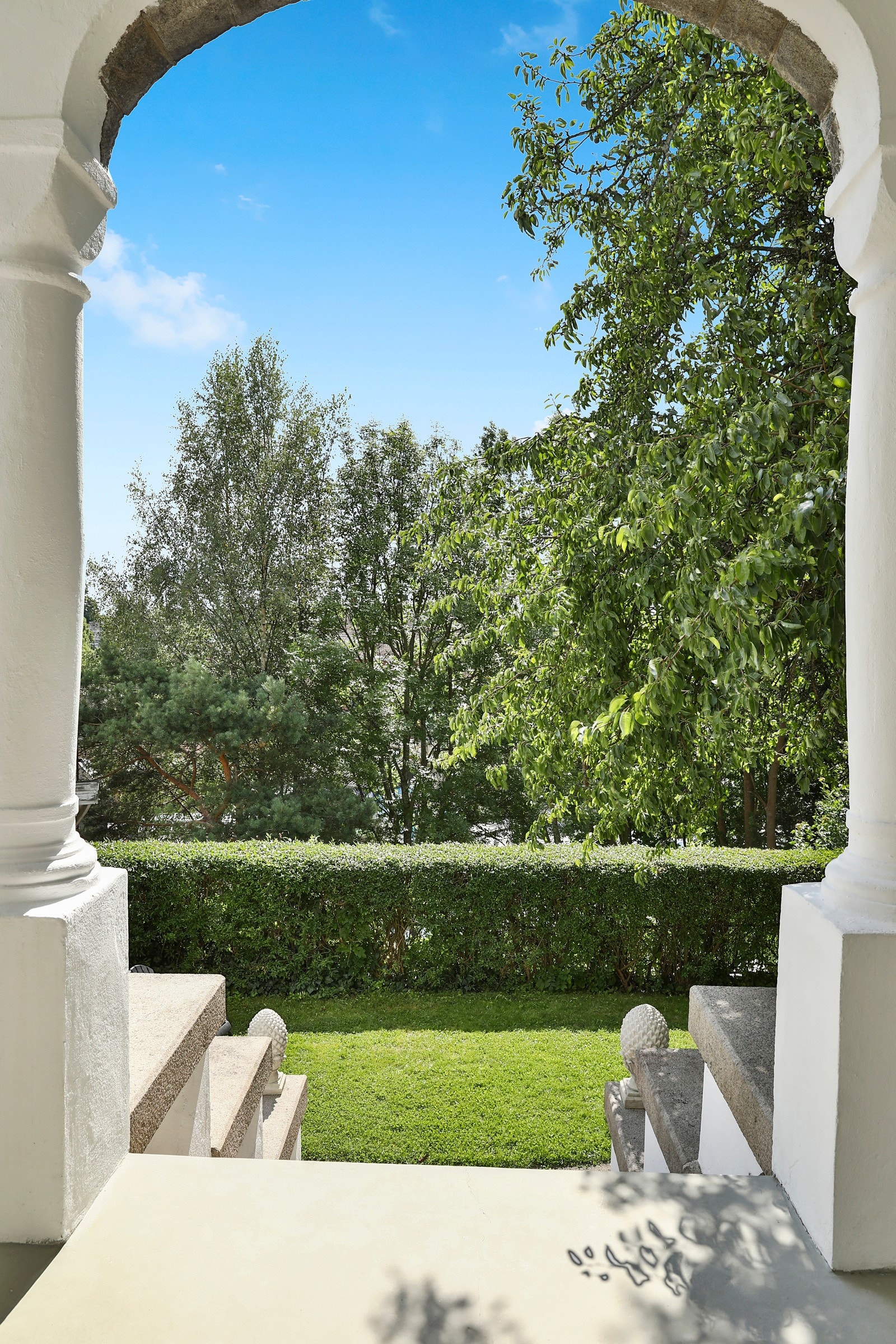 Utsikt mot hage Galleribilde