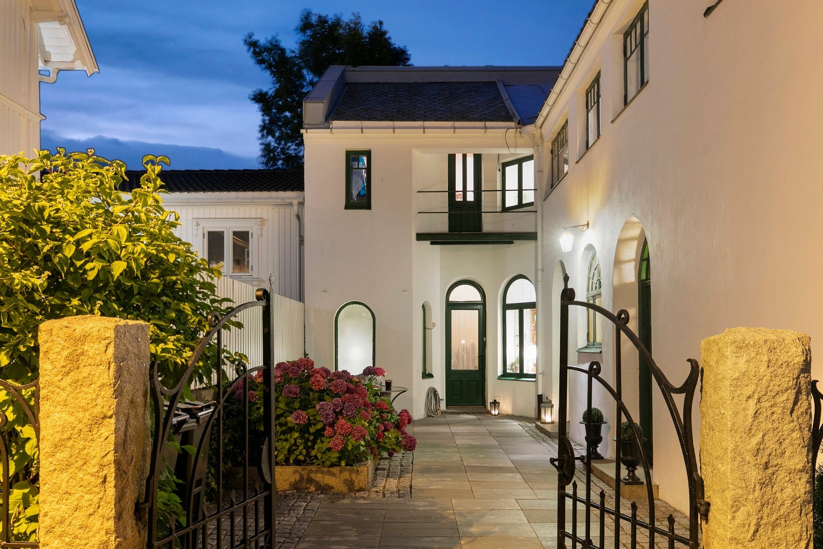 Inngansparti mot gårdsplass Galleribilde