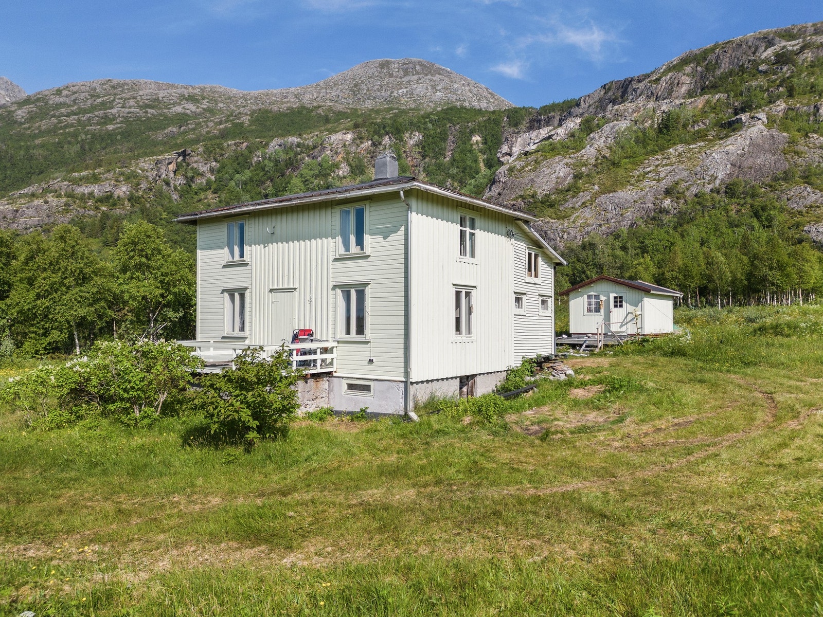 Boligen har en idyllisk og skjermet beliggenhet Galleribilde