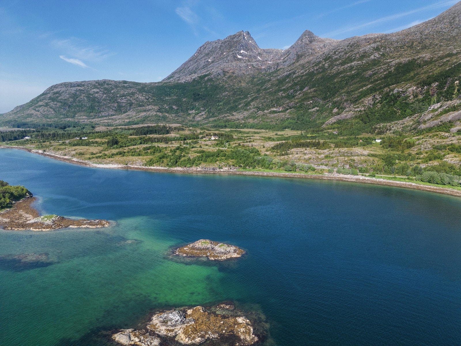 Dronebilde av eiendommen og nærområdet Galleribilde