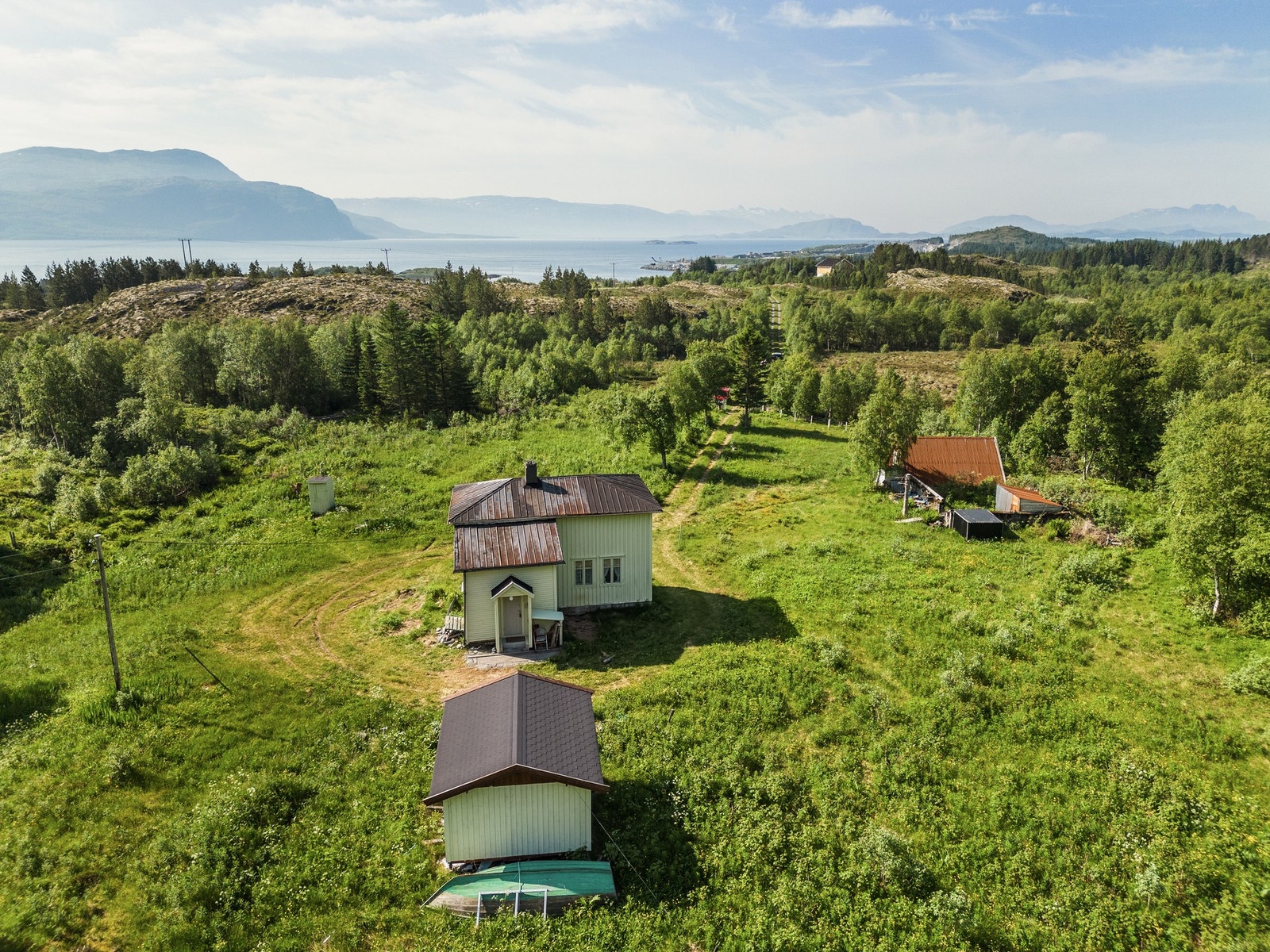 Boligen , uthuset, redskapsboden og utedoen.. Galleribilde