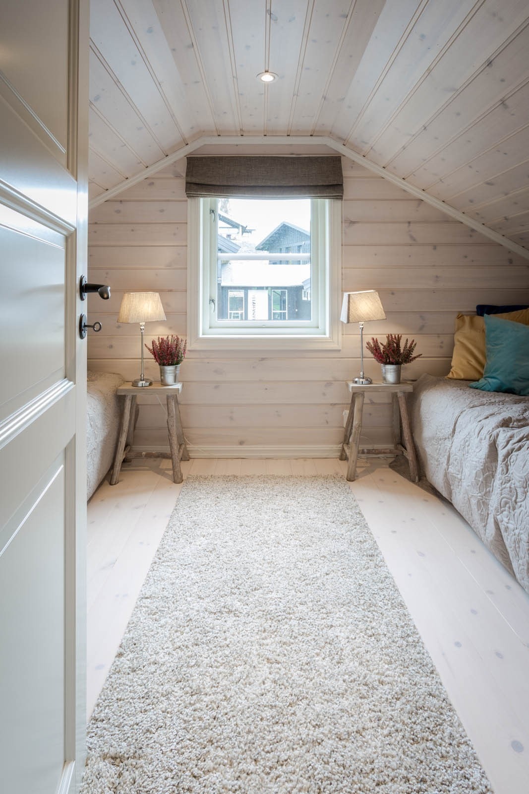 Soverommene på hemsen er romslige med plass til to enkeltsenger eller dobbeltseng Galleribilde