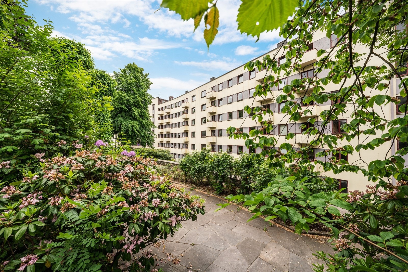 - Boligen har en vakker liten park i bakgården som kommer til sin fulle rettferd sommerhalvåret - Galleribilde