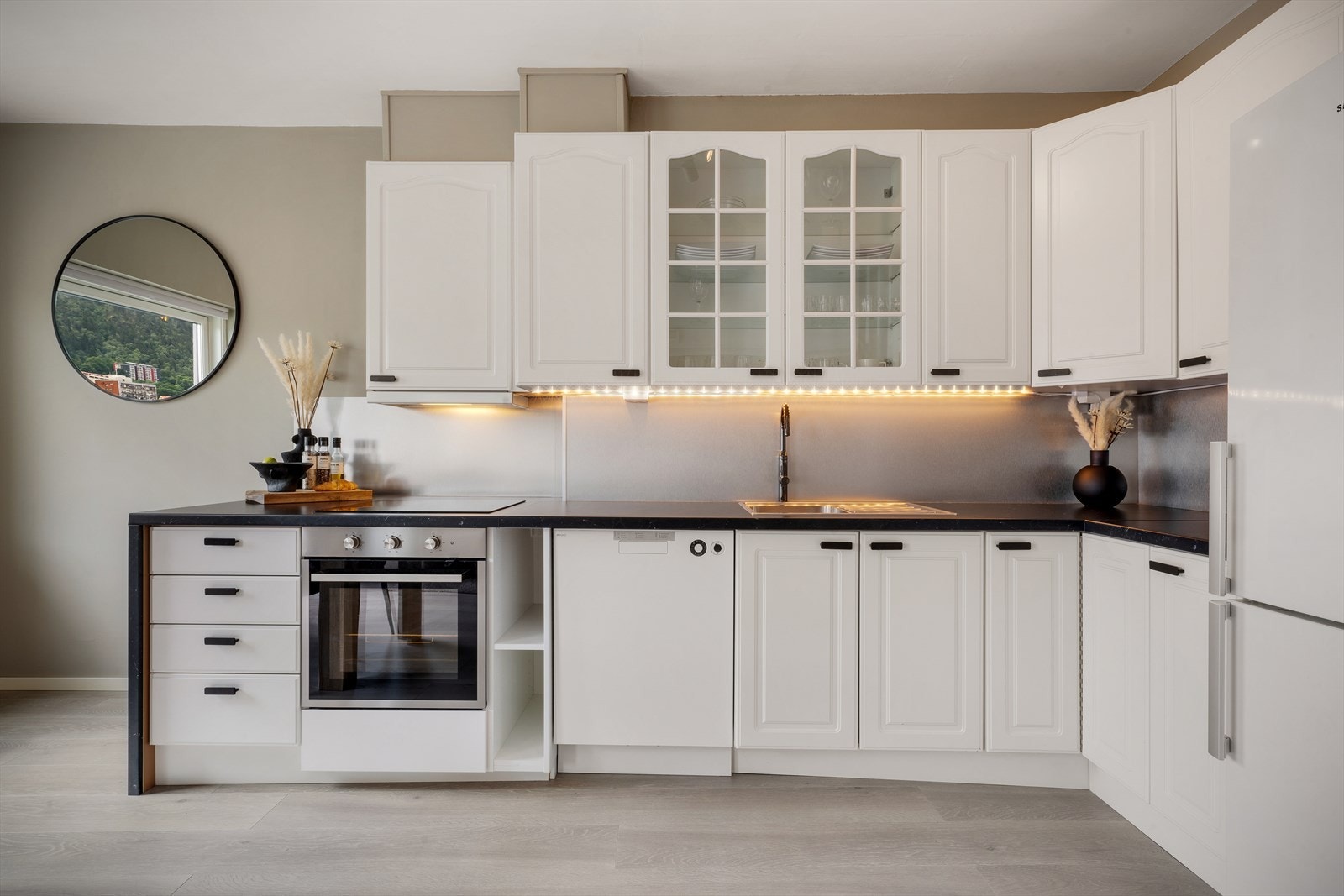 - Flott, lys kjøkkeninnredning fra 2020, benkeplate i laminat - Galleribilde