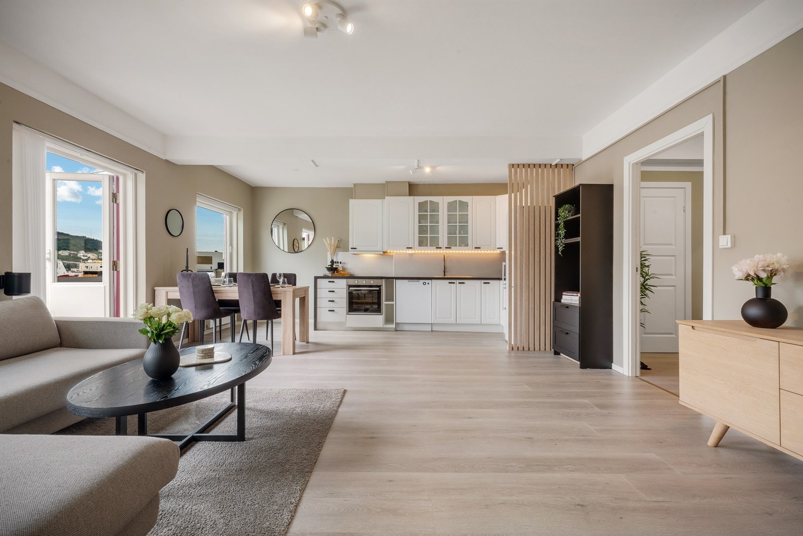 - Den åpne stue-/kjøkkenløsning måler 31,2 m² og oppleves luftig - Galleribilde