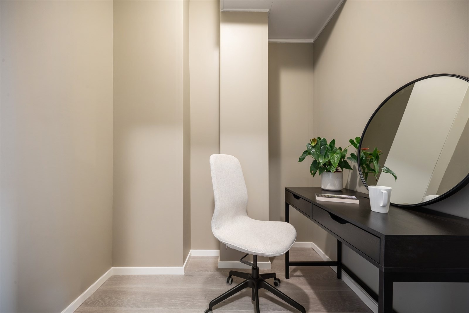 - Praktisk innvendig bod (innredet som kontor) på 3,5 m², perfekt til oppbevaring, kontor eller kanskje Walk in closet? - Galleribilde