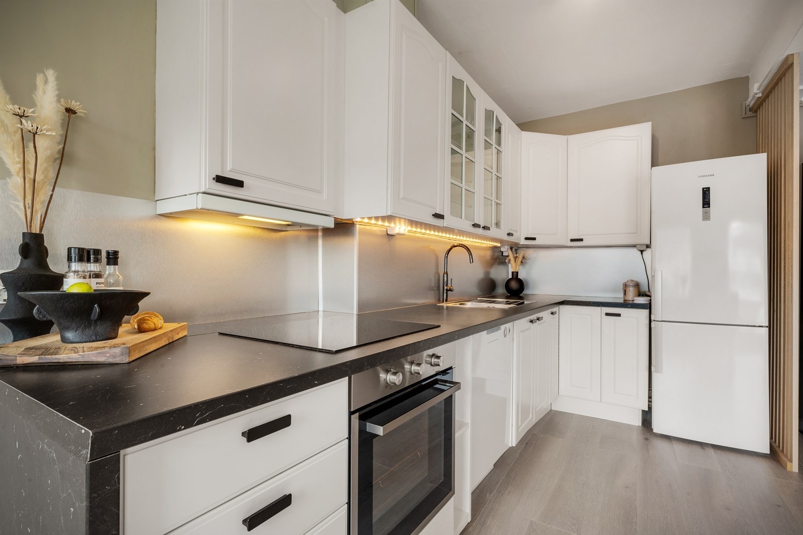 - På kjøkkenet er det god skap- og benkeplass som gjør matlagingen til en drøm - Galleribilde