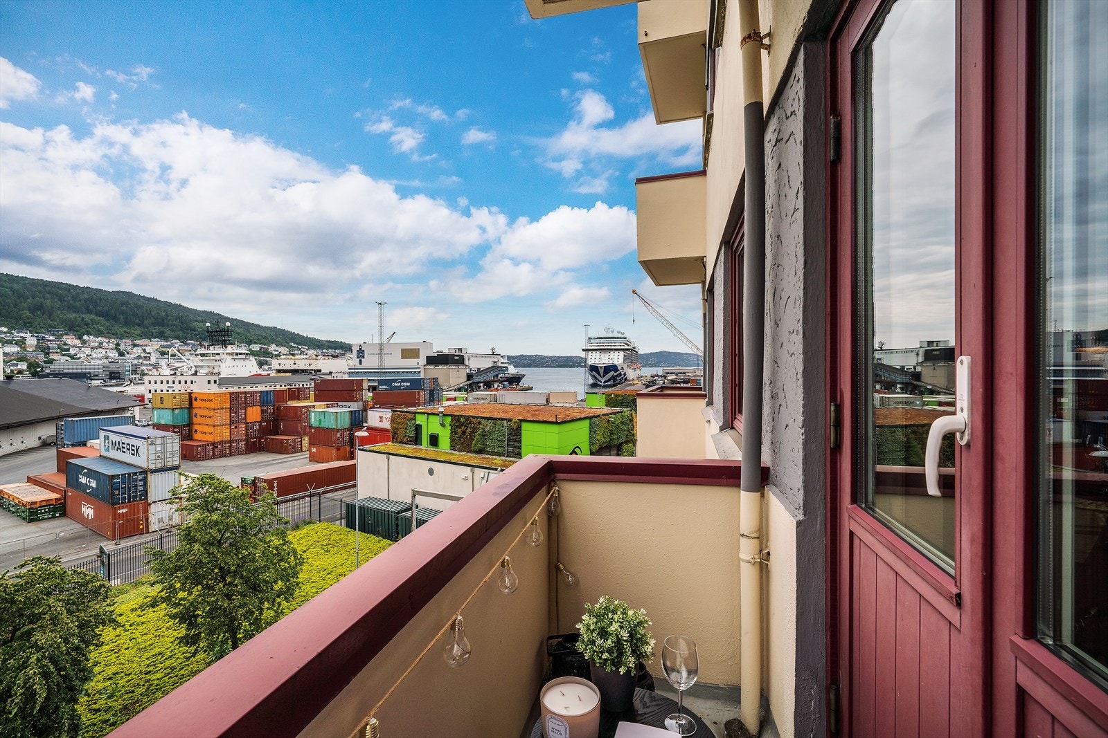 - Her kan utsikten nytes utover nærområdet med bl.a. sjøutsikt over Damsgårdssundet mot Damsgård - Galleribilde