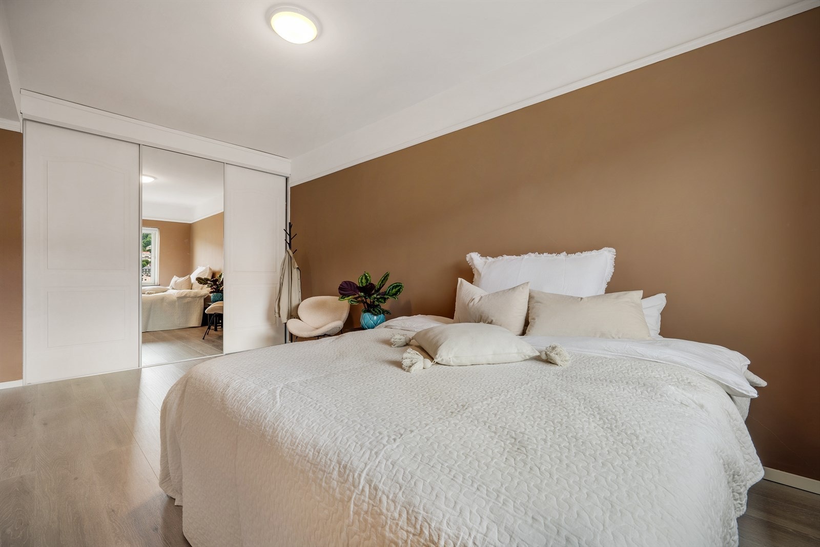 - Soverommet måler 15,9 m². Merk innebygd skyvedørsgarderobe som gir godt med oppbevaringsplass - Galleribilde