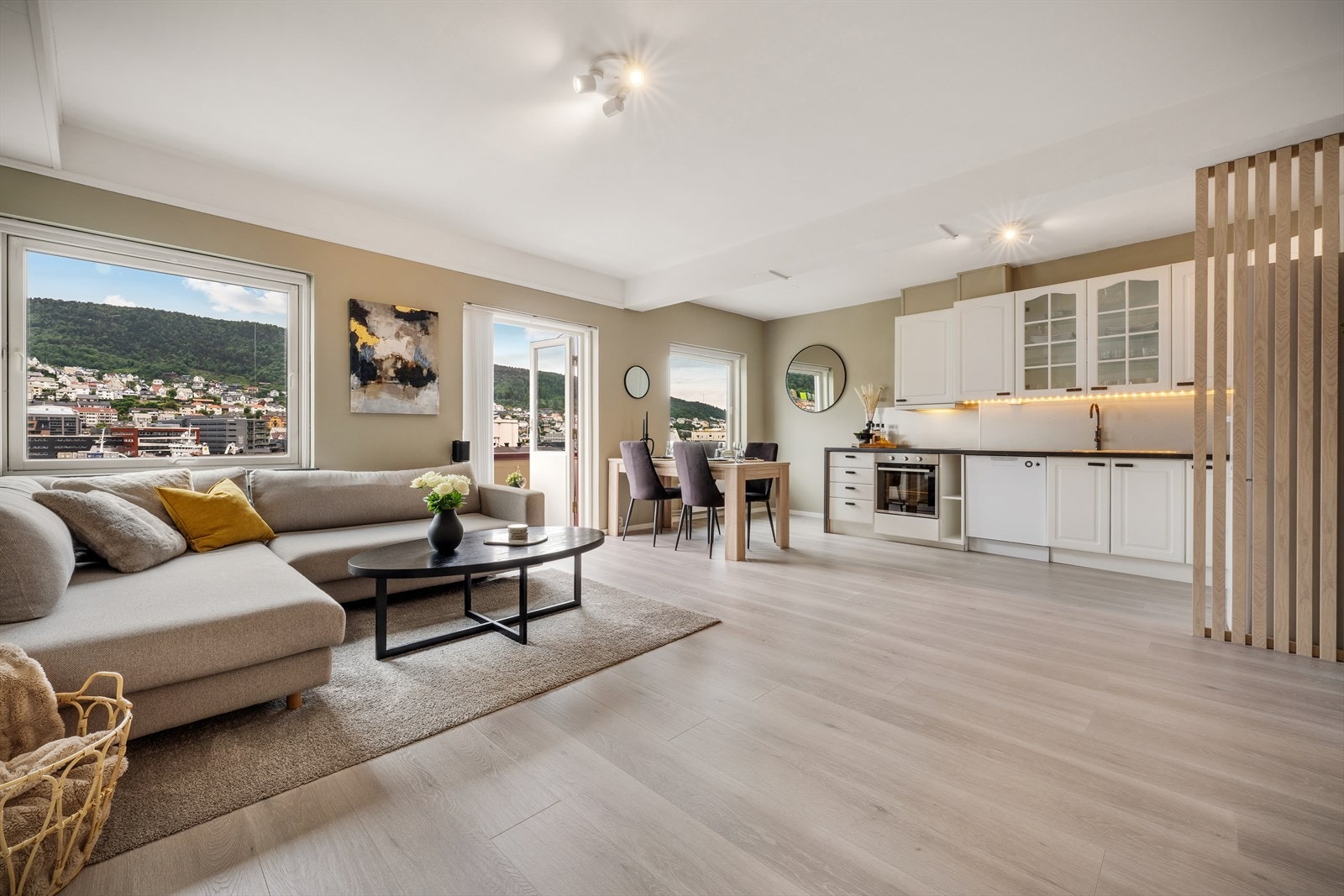 - Stor og fin stue med åpen løsning, masse lysinnslipp fra store vinduer - Galleribilde