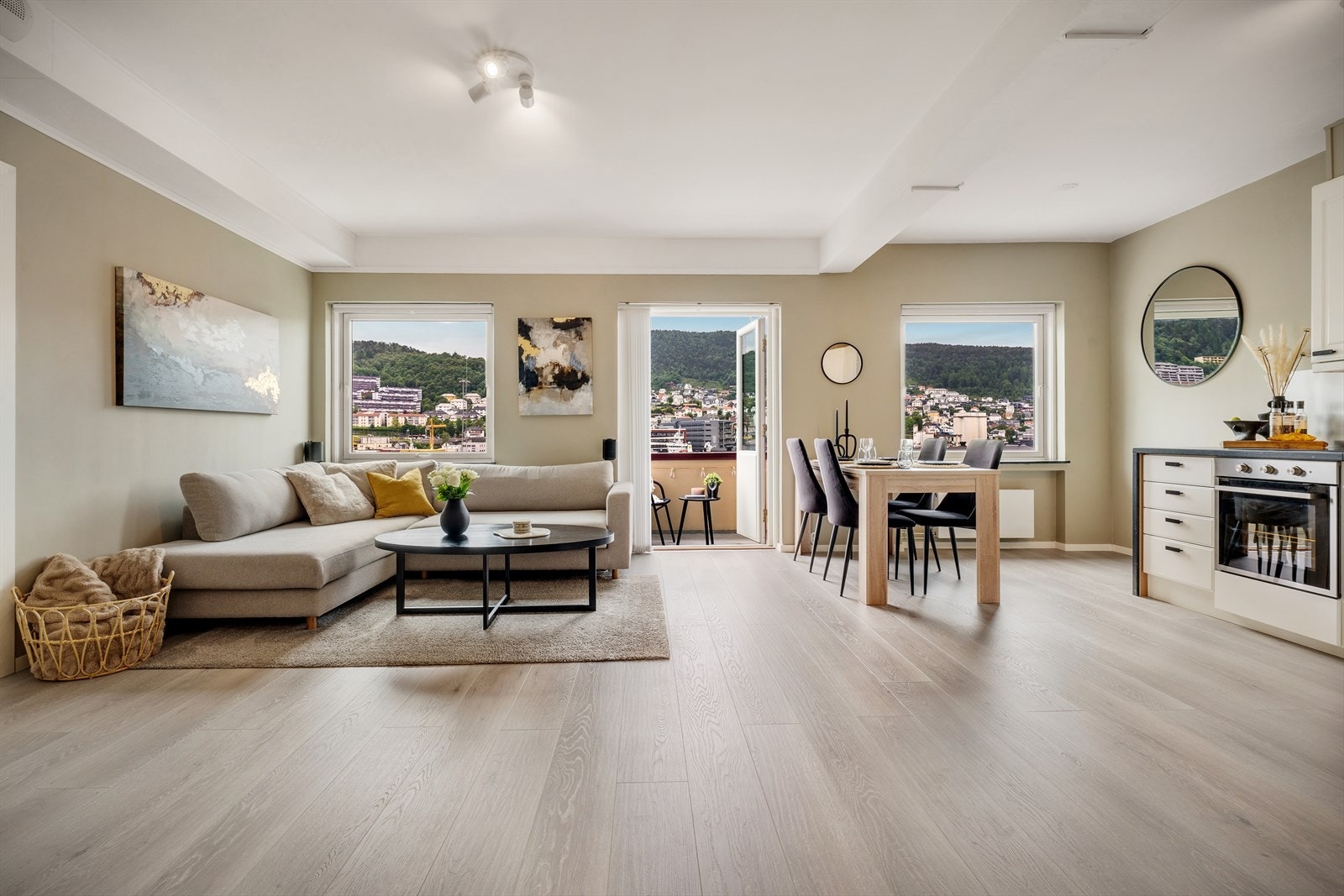 - En urban og klassisk leilighet med balkong, heis og sjøutsikt - Galleribilde