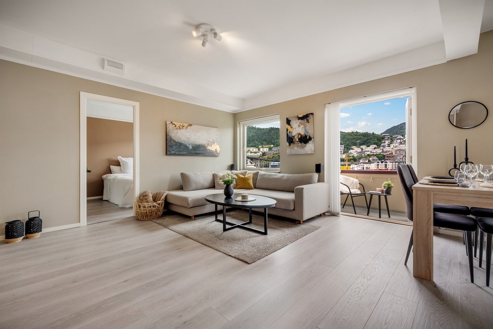 - Radiator i stue og soverom sørger for en jevn og behagelig temperatur i leiligheten - Galleribilde