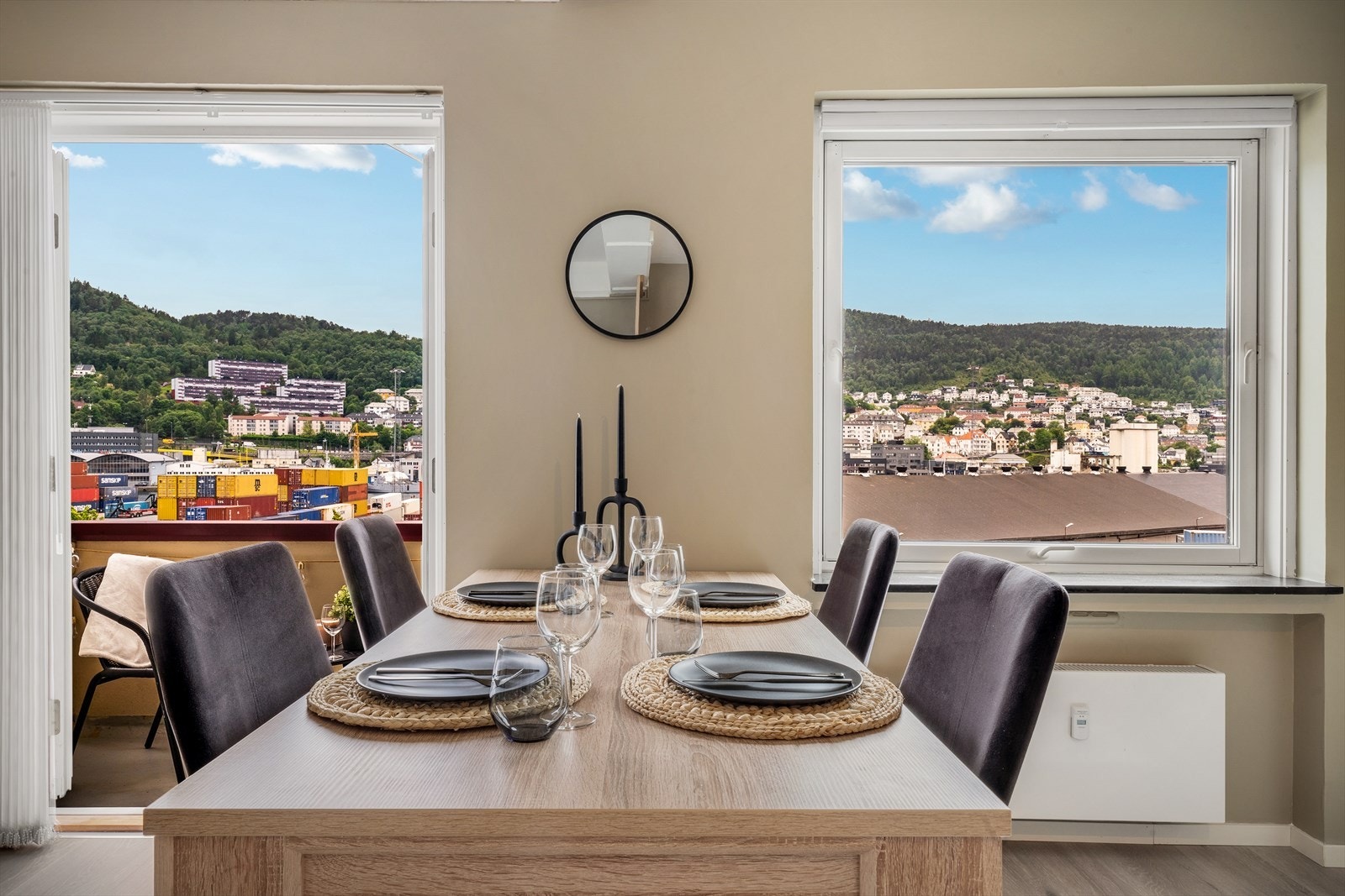 - Åpne opp de doble dørene ut til balkongen og slipp solen inn i leiligheten - Galleribilde