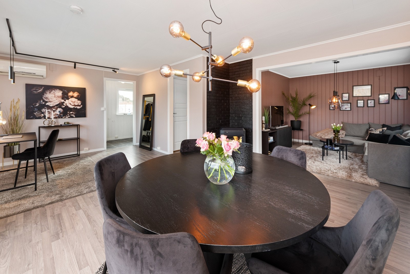 Det er god plass til både sofagruppe og et større spisebord. Galleribilde