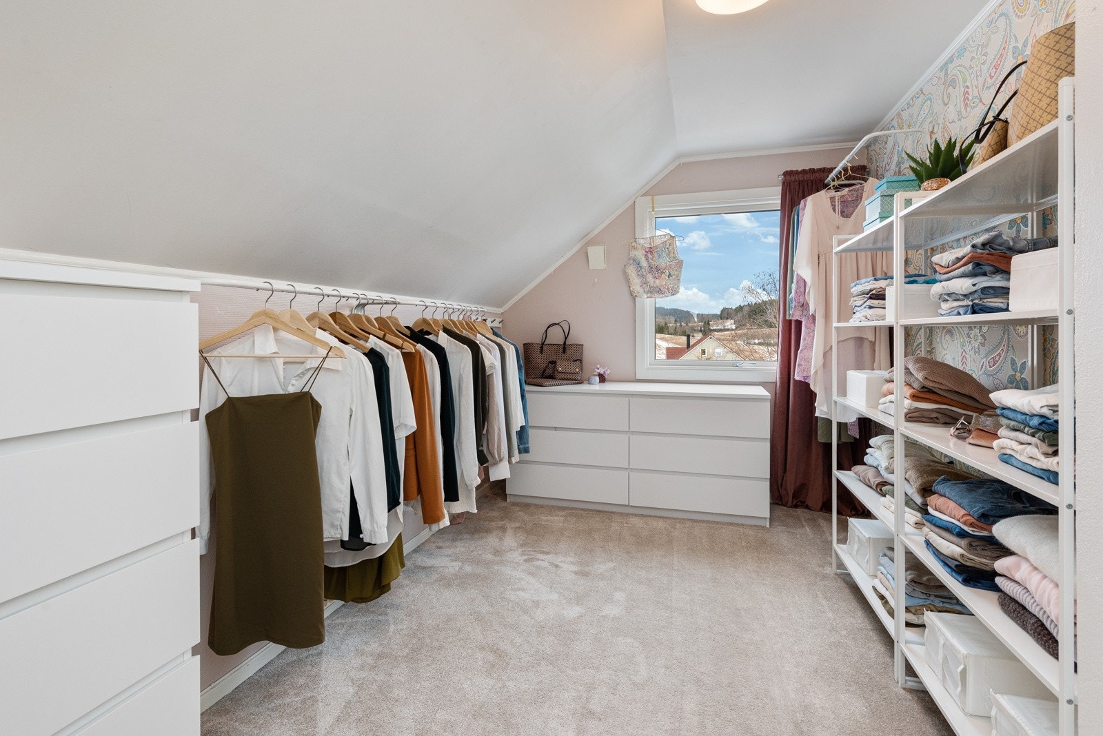 Det minste rommet har direkte tilgang til baderommet, og brukes i dag som en åpen og romslig garderobe. Galleribilde