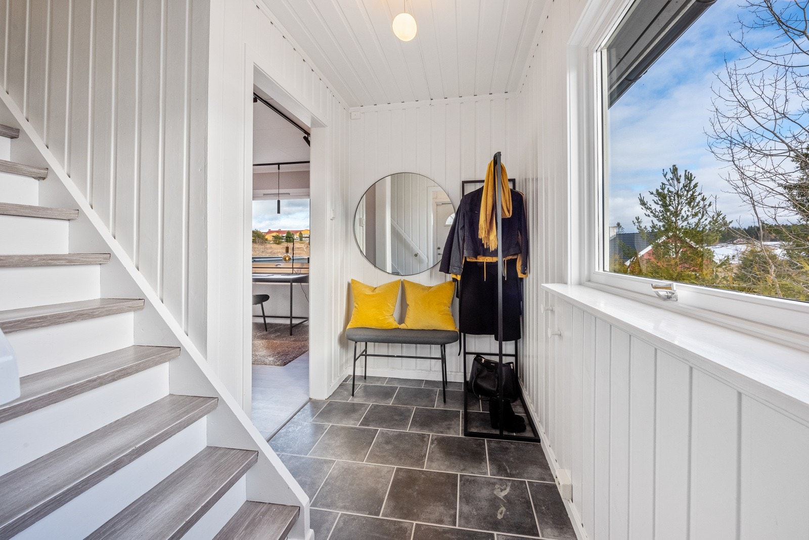 Her er det plass til å jakker og sko, samt sette inn et ytterliggere graderobemøblement. Galleribilde