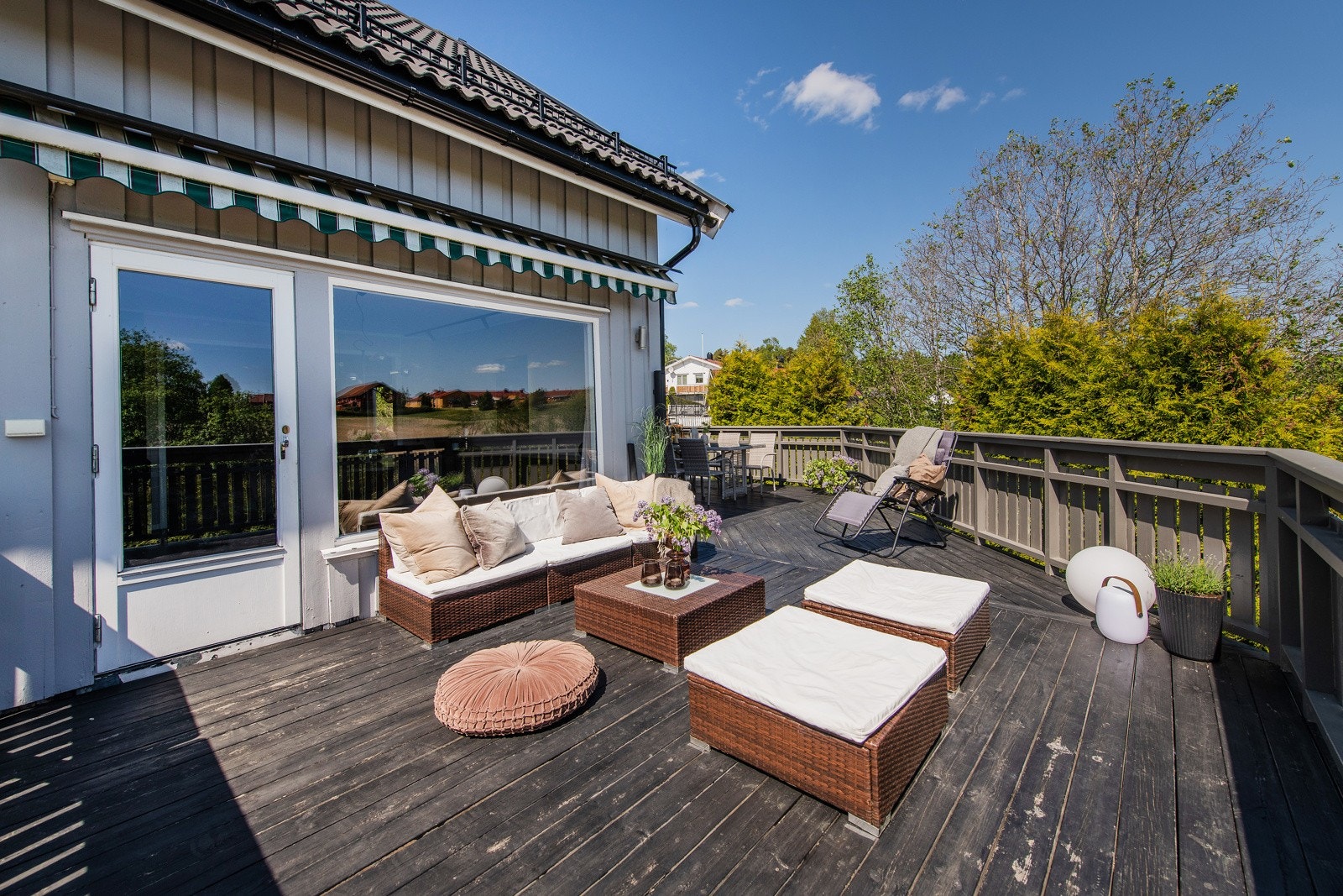 Fra stuen er det utgang til en nord,øst- og sydvendt terrasse på i overkant av 35 kvm. Galleribilde