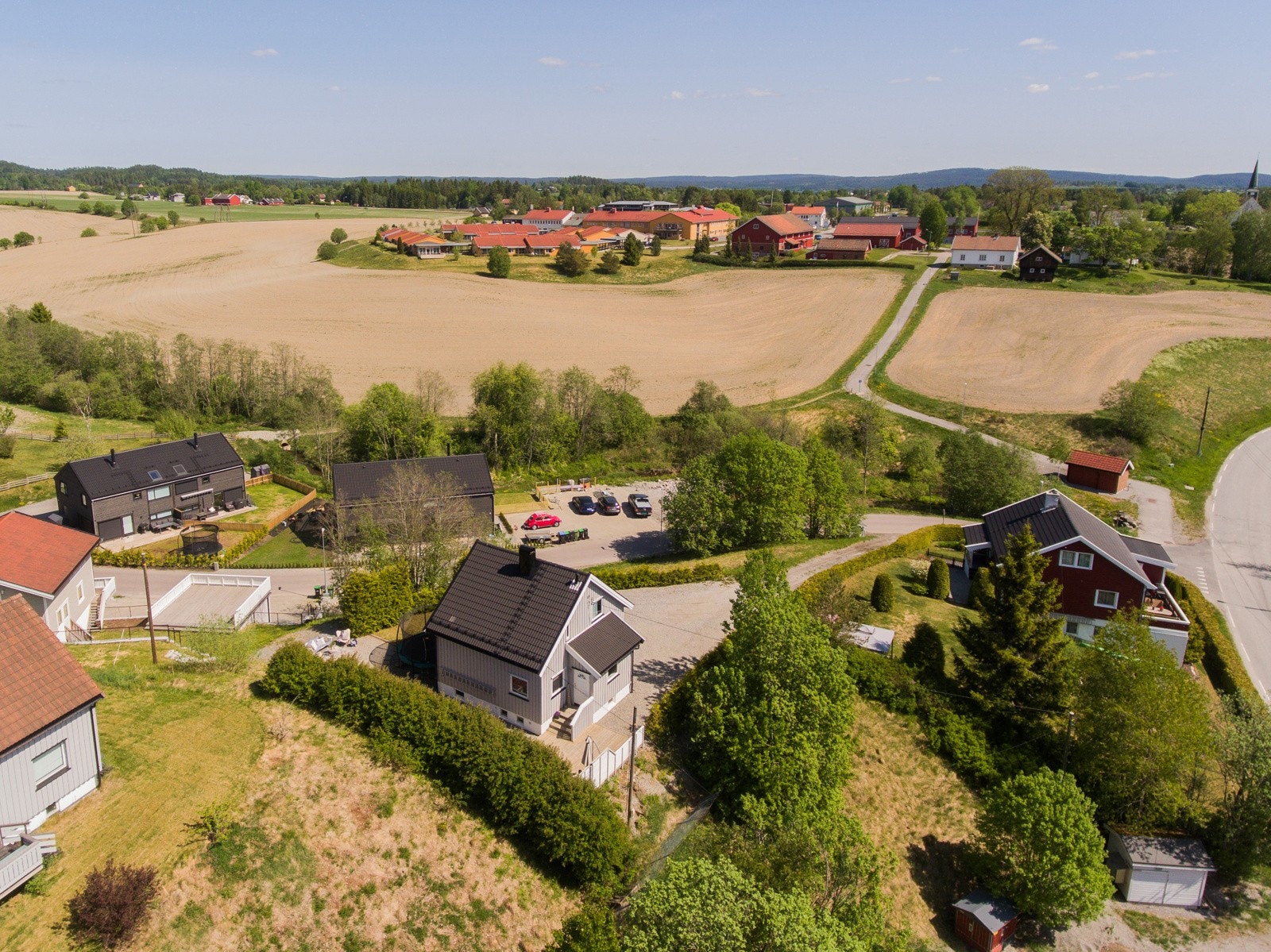 Det er matbutikk, barnehage, barneskole og ungdomsskole i nærområdet. Galleribilde