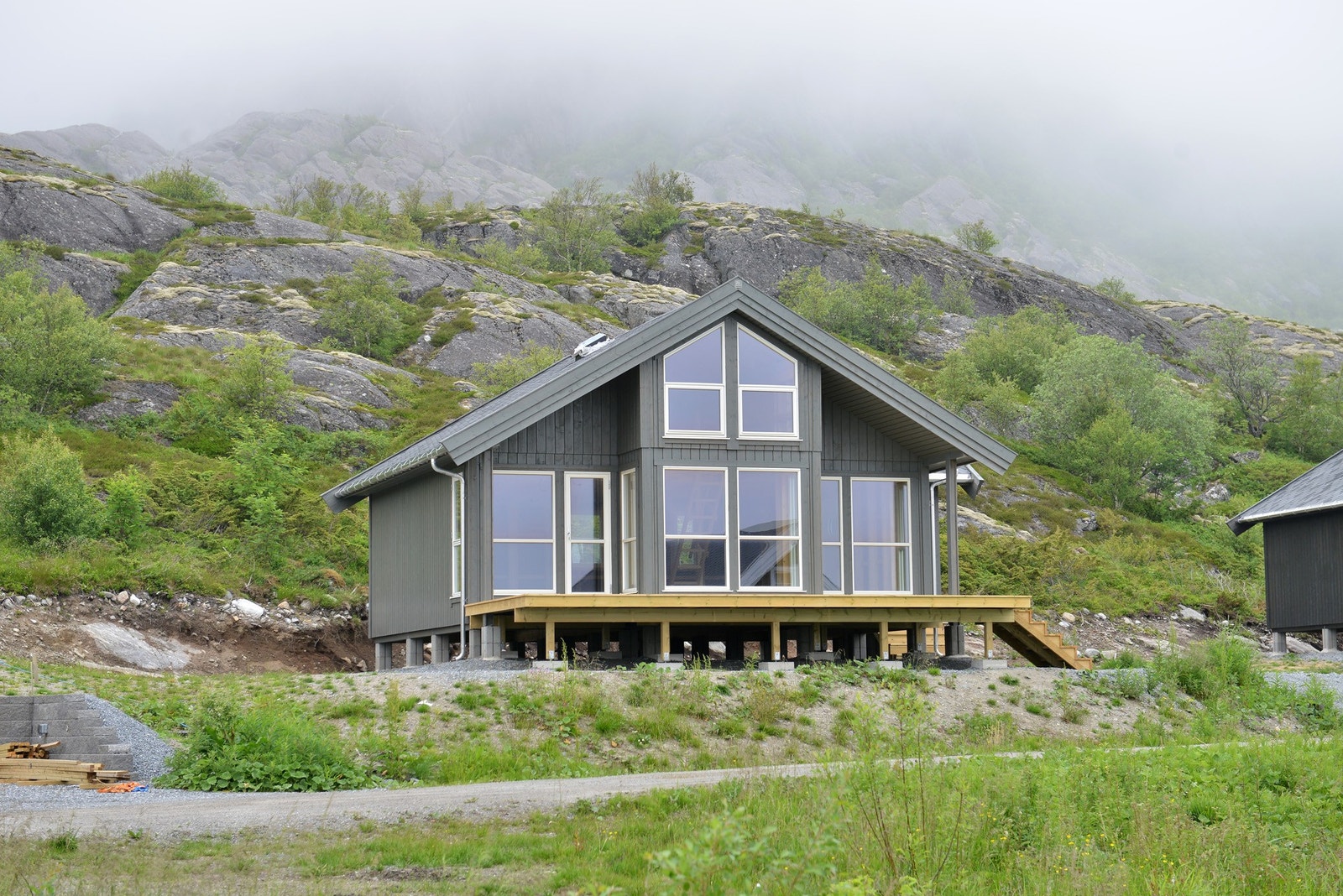 Hytta ligger idyllisk til, med flott turterreng på alle kanter – til lands og til vanns. Galleribilde