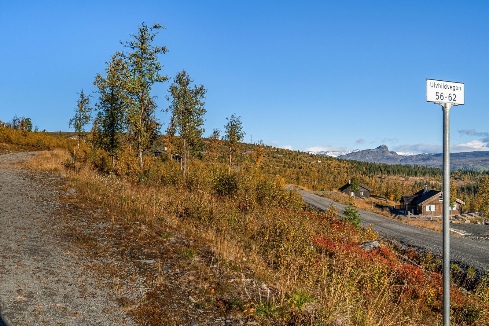 Foruten vakker utsikt til Jotunheimen kan en nyte vid utsikt til Bitihorn og flere av fjellene i både Øystre og Vestre Slidre. Galleribilde
