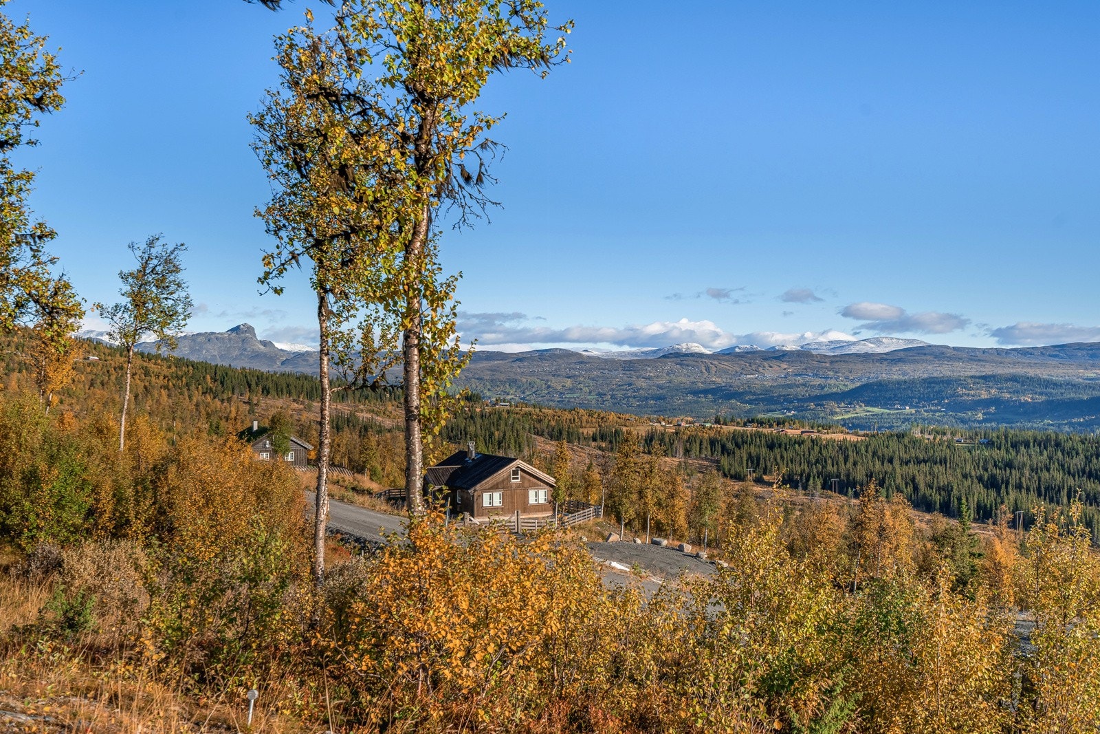 I dette vakre området kan turen starte ved hytta uansett årstid, for her er mulighetene mange. Om sommeren innbyr fjellet til opplevelsesrike fot- og sykkelturer, gjerne innover Slettefjell. Det er også fine muligheter for jakt- og fiske. Galleribilde