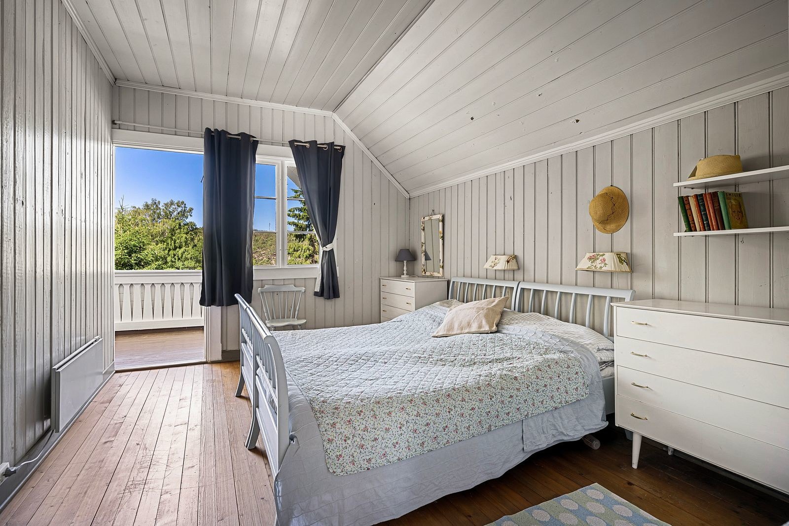 Soverom ll med utgang til balkong. Galleribilde