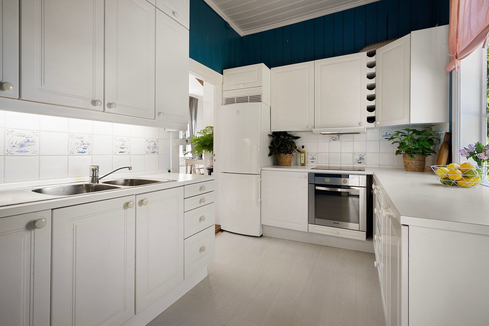 Eiendommen har et praktisk kjøkken som har godt med skapplass. Galleribilde