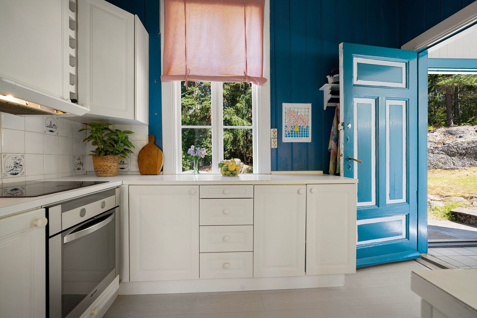 Kjøkkenet har enkelte integrerte hvitevarer. Galleribilde