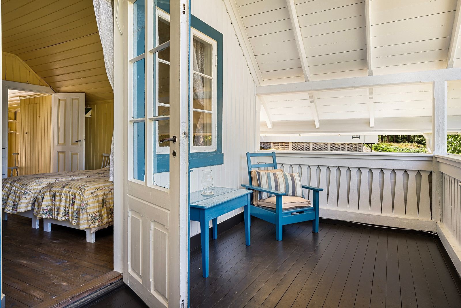 Utgang til balkong. Frister det å våkne opp til frisk luft og sjøutsikt? Galleribilde