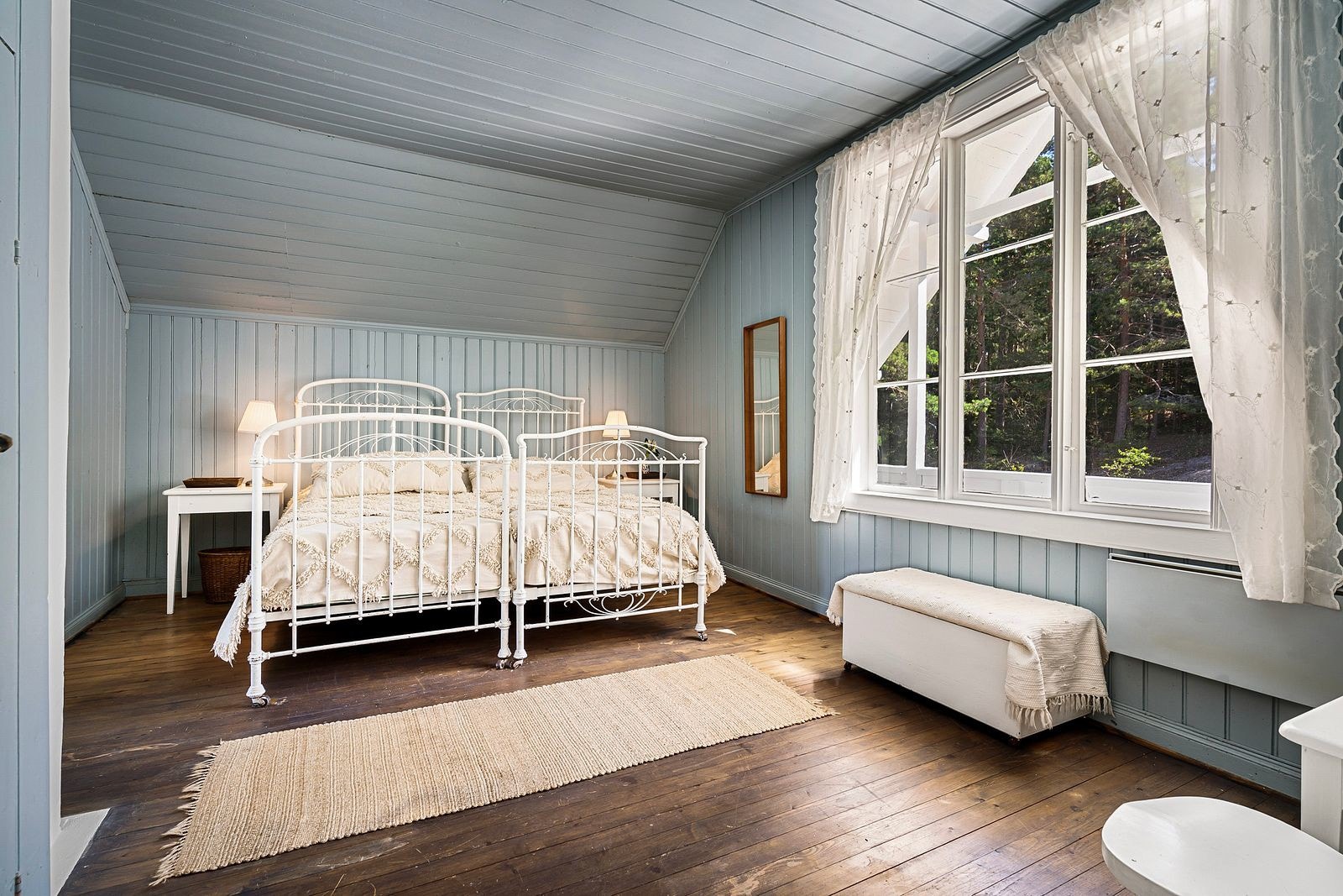 Soverommet lll. Her er det også plass til dobbeltseng og tilhørende møblement. Galleribilde