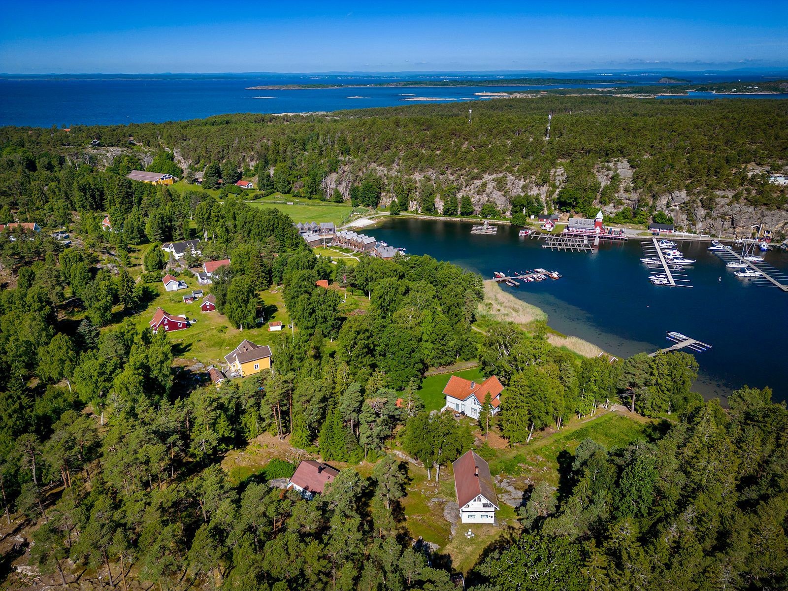 Eiendommen ligger skjermet og tilbaktrukket, men med gode solforhold. Galleribilde