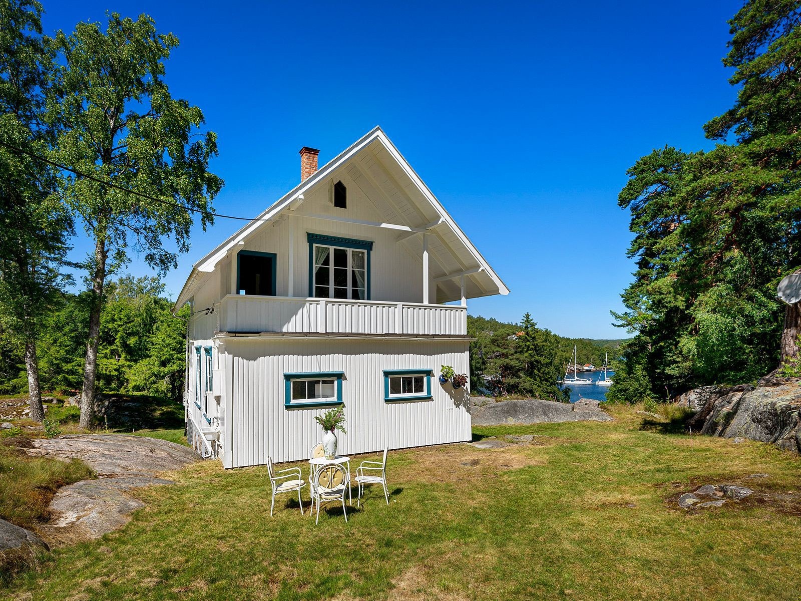 Denne fritidseiendommen er en av de eldste på Hankø, gode minner sitter i veggene. Galleribilde
