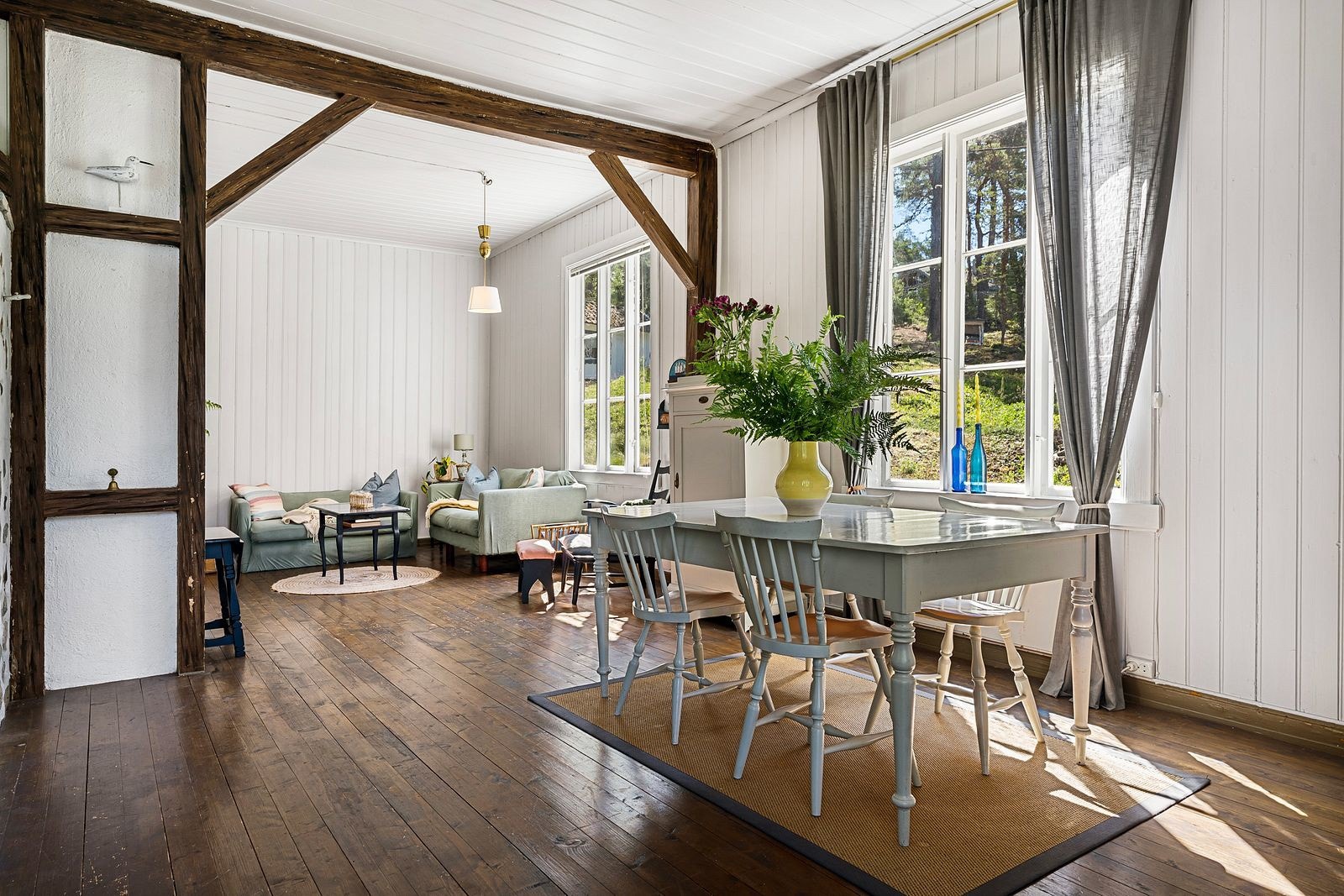 Hytta har en romslig spisestue med god plass til langbord. Her vil måltidene med familie og gjester smake ekstra godt! Galleribilde