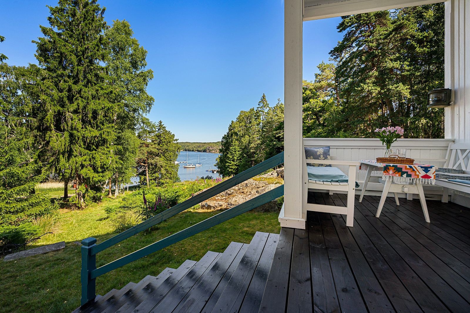 Her kan du kan nyte den flotte utsikten og eventuelt følge med på at barna bader. Galleribilde