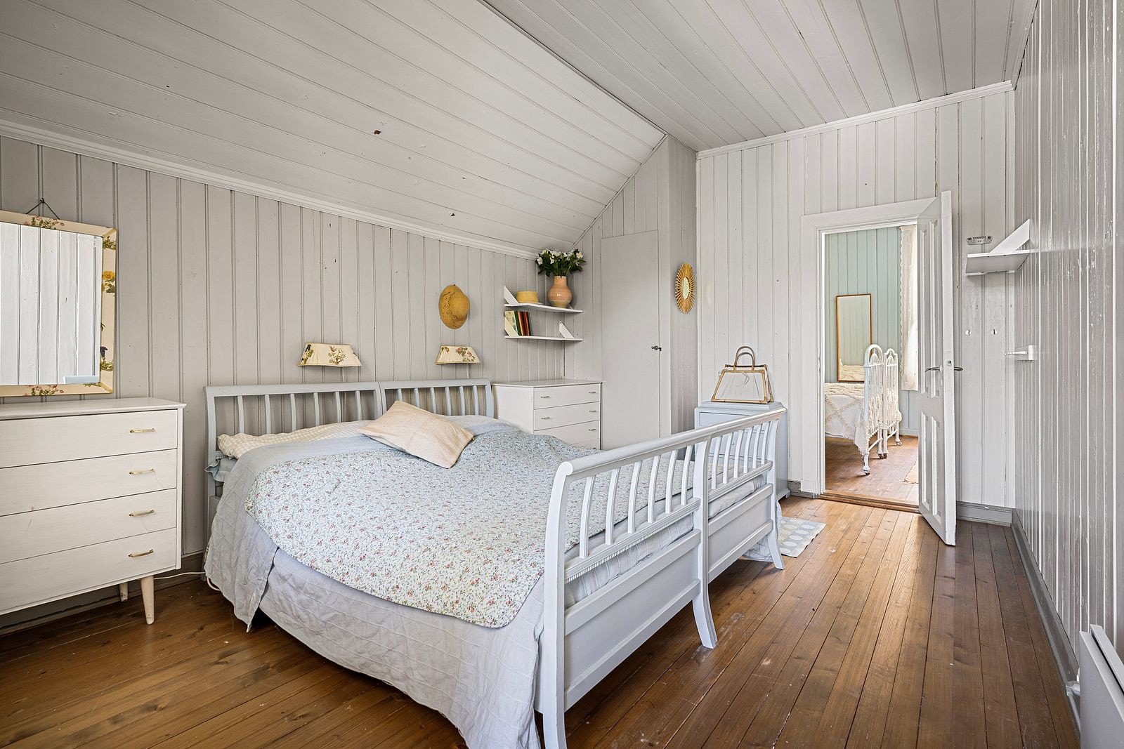 Soverom ll er også av god størrelse. Her er det god plass til dobbeltseng med tilhørende møblement. Galleribilde